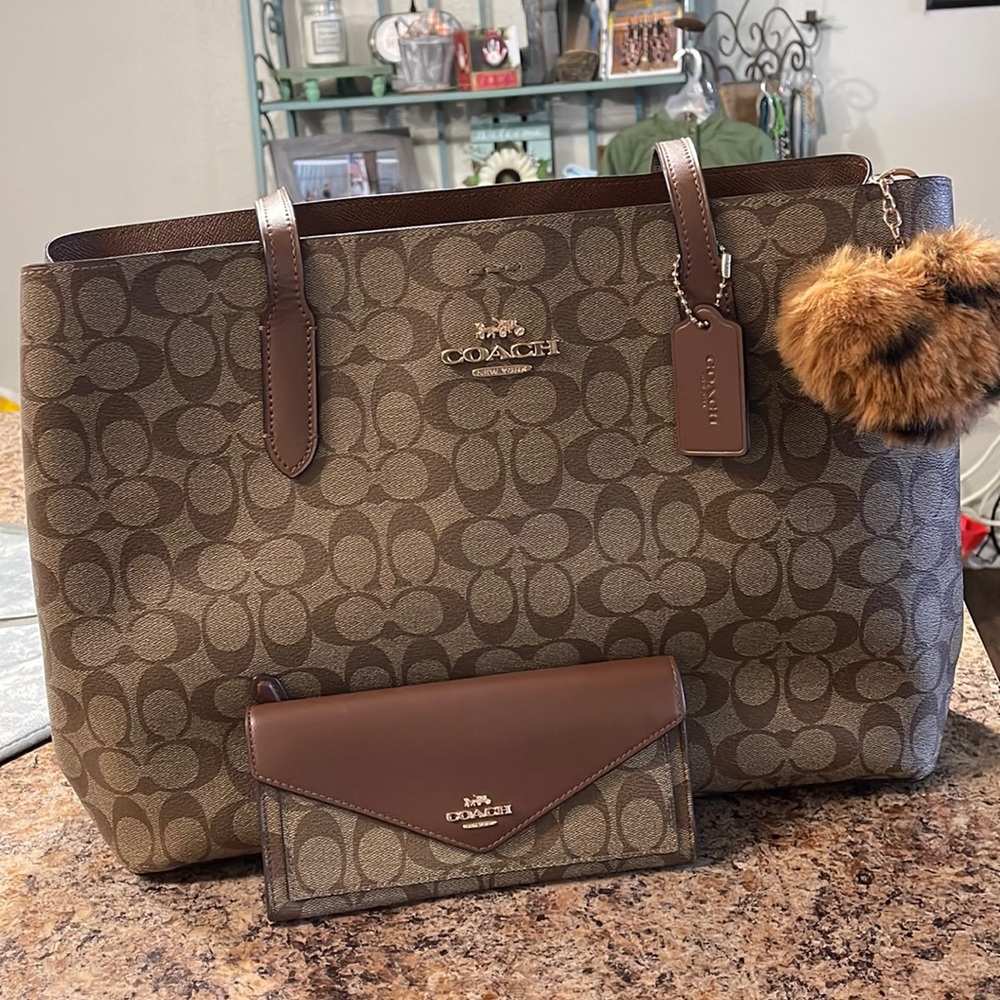 Coach Large Avenue Carryall In Signature Canvas with Matching wallet